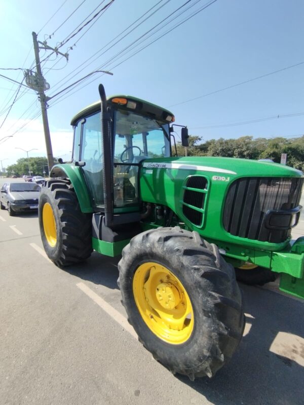 Trator John Deere | 6130J Cabinado | 2011