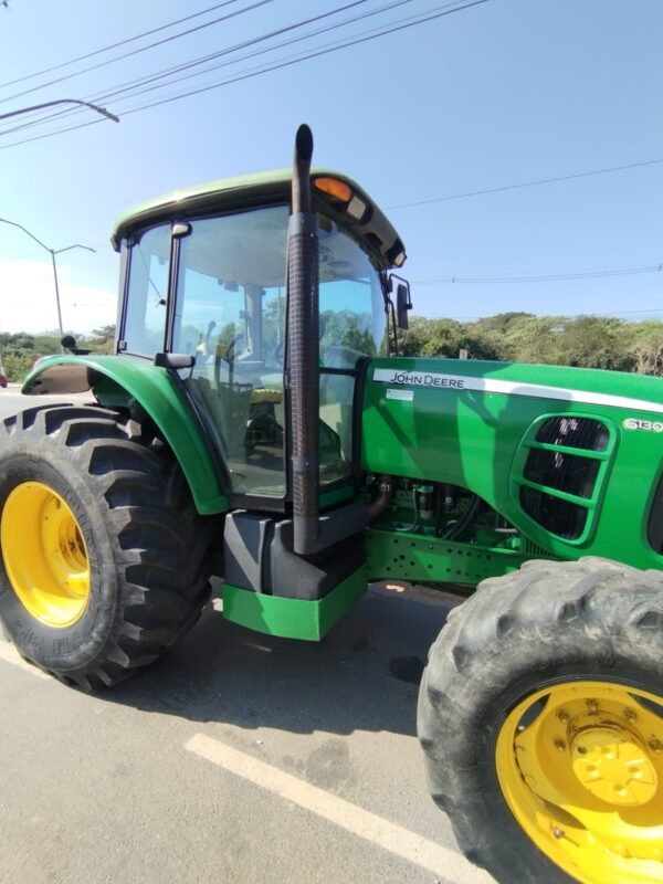 Trator John Deere | 6130J Cabinado | 2011