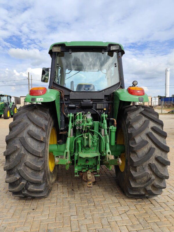 Trator John Deere | 6130J Cabinado | 2011