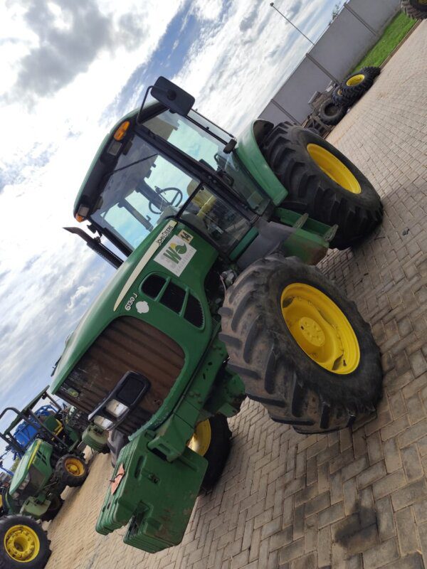 Trator John Deere | 6130J Cabinado | 2011