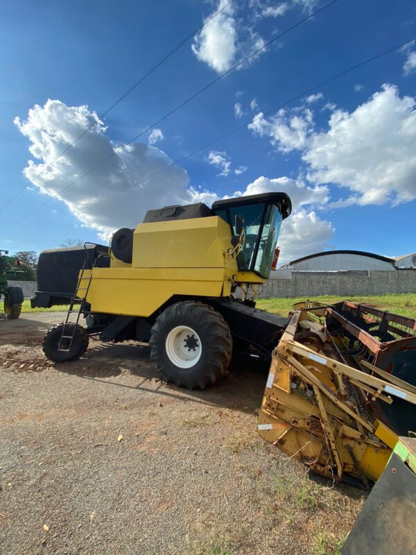 Colheitadeira New Holland | TC57 + PC 18 Pés  | 1999