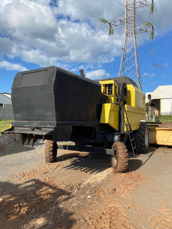 Colheitadeira New Holland | TC57 + PC 18 Pés  | 1999
