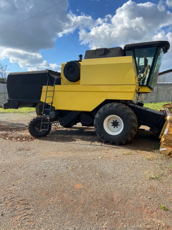 Colheitadeira New Holland | TC57 + PC 18 Pés  | 1999