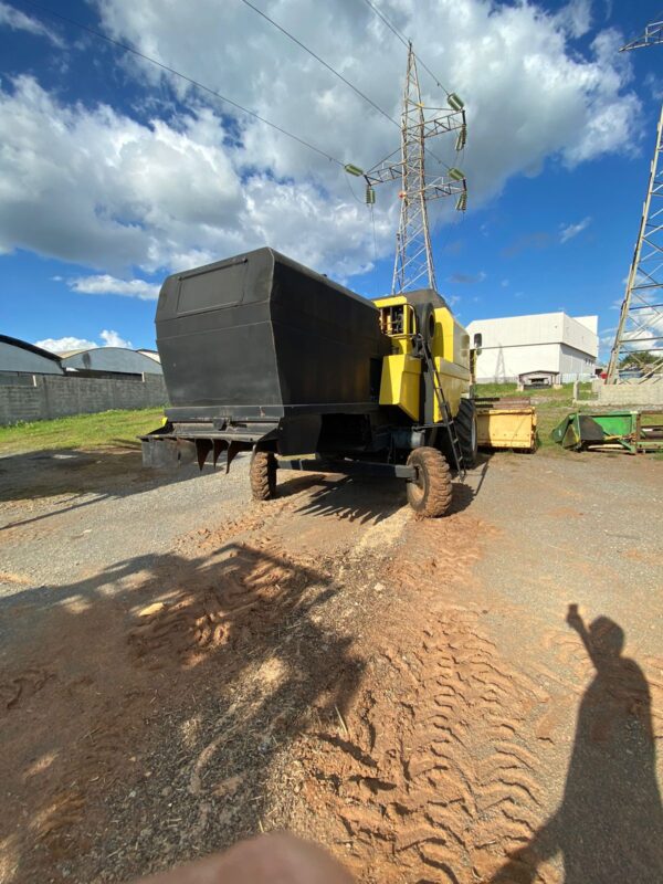 Colheitadeira New Holland | TC57 + PC 18 Pés  | 1999
