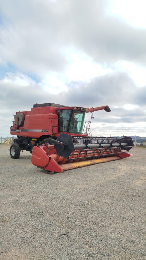 Colheitadeira Case IH | 2566 + PC 25 Pés | 2013