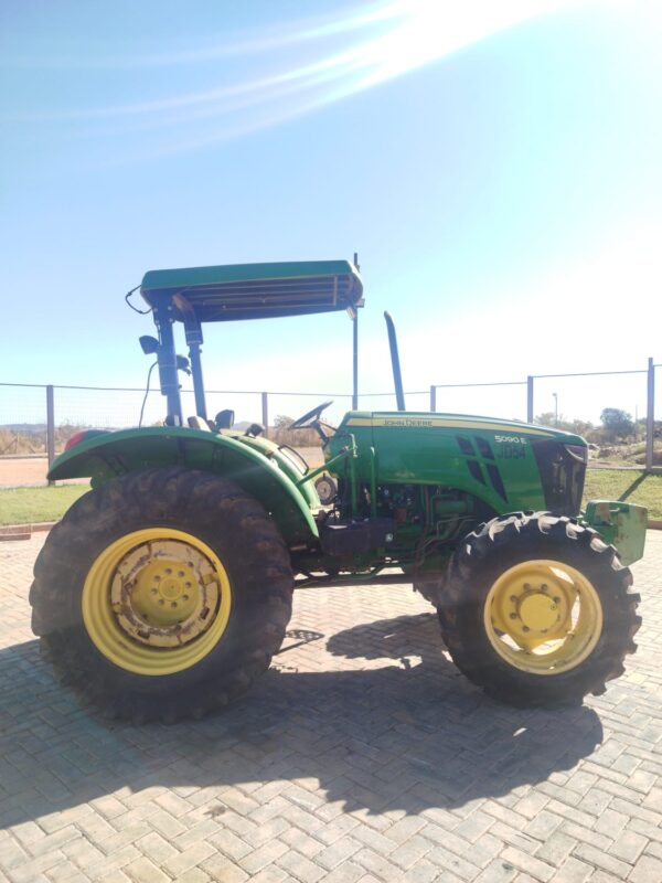 Trator John Deere l 5090E l 2022