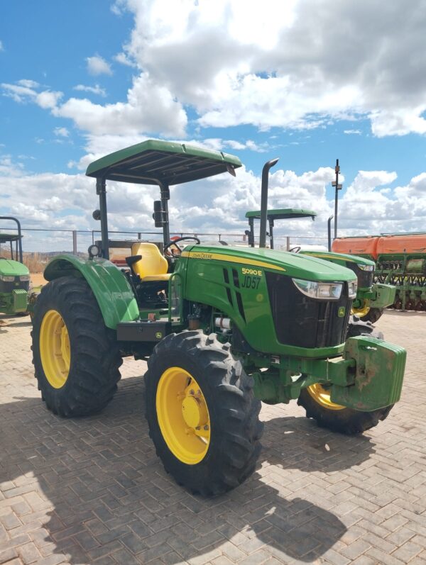 Trator John Deere l 5090E l 2023